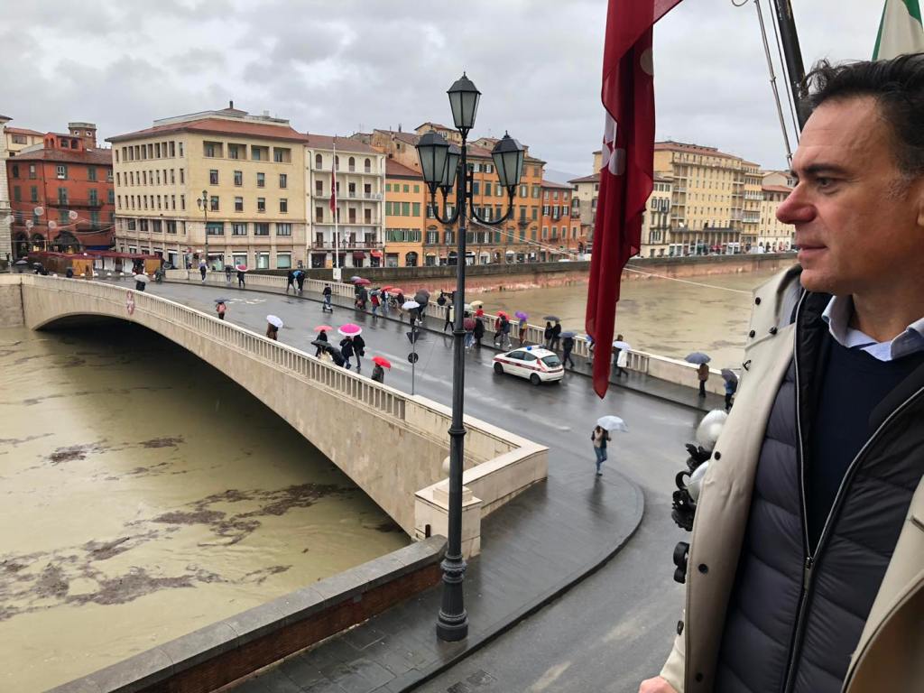 Impressionante piena dell'Arno a Firenze e Pisa