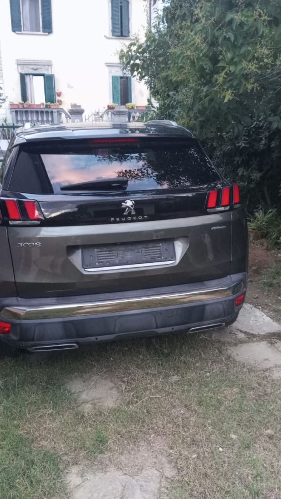 «Mi hanno rubato e cambiato le targhe dell'auto in pieno giorno»