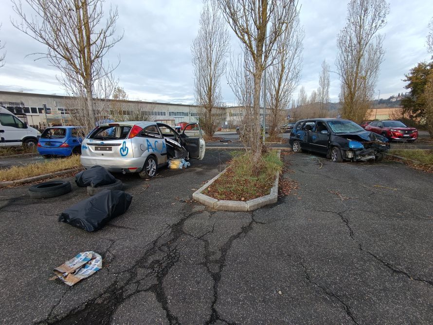 Cimitero di auto abbandonate nella zona industriale dei Foci a Poggibonsi