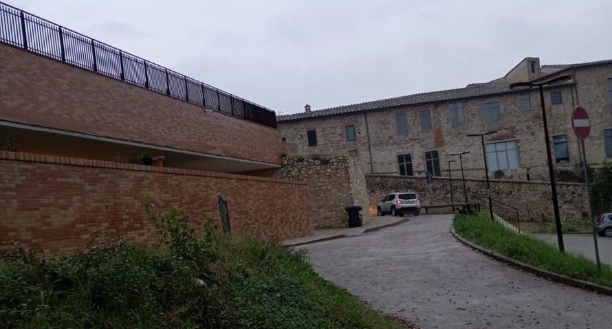 Contromano davanti alla scuola materna,  sanzionato grazie al video di una cittadina