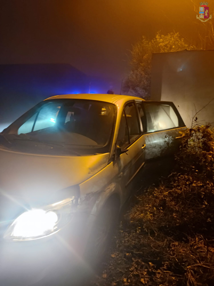 Chiusi, due giovani inseguiti dalla Polizia per aver abbattuto barriera del Casello Autostradale