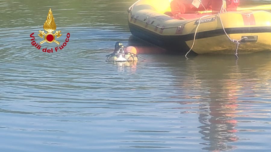 Auto si sfrena e finisce nel lago