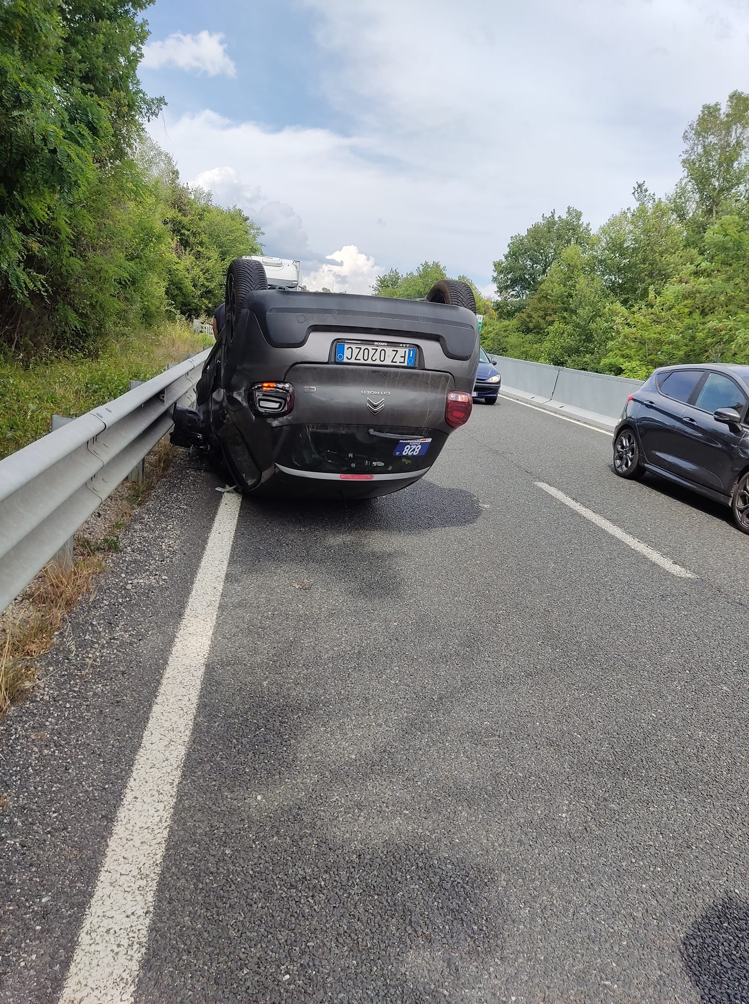 Auto si ribalta a San Donato, chiusa la Siena Firenze in entrambe le direzioni