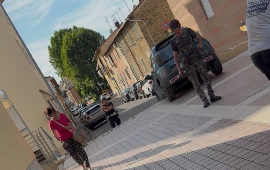 Poggibonsi, segue il navigatore e finisce con l'auto sulle scale della chiesa