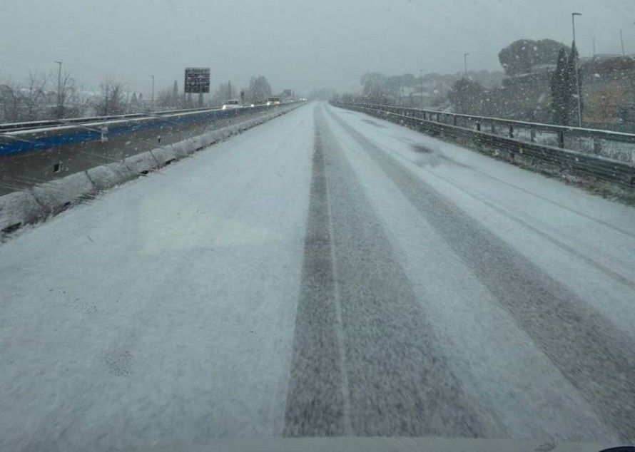 La Befana imbianca l'Autopalio: neve e rallentamenti sulla Siena-Firenze