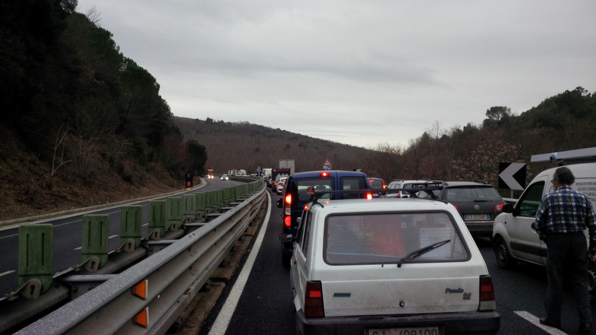 Ponte chiuso, viabilità in tilt, disagi a non finire