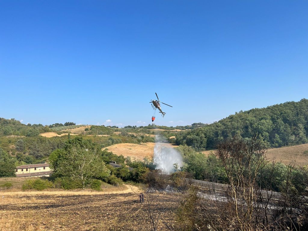 Incendio sulla Siena Firenze, interrotta la linea ferroviaria