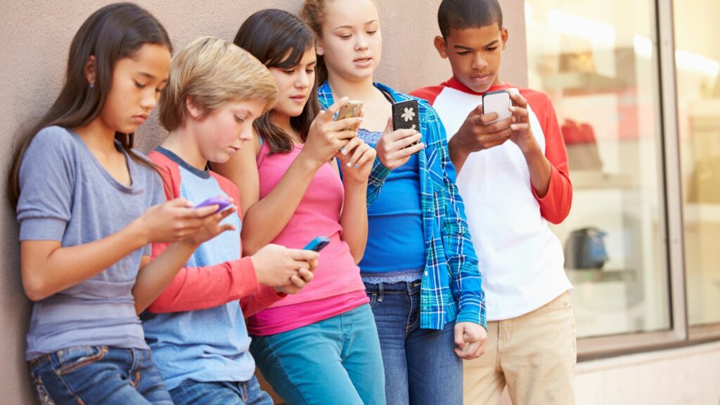 A scuola cellulari banditi anche per l’uso didattico: Valditara firma la circolare