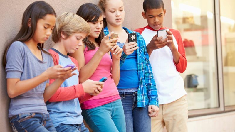 Scuola, bullismo e cellulari, Valditara: “In classe ripristinato il senso della regola”