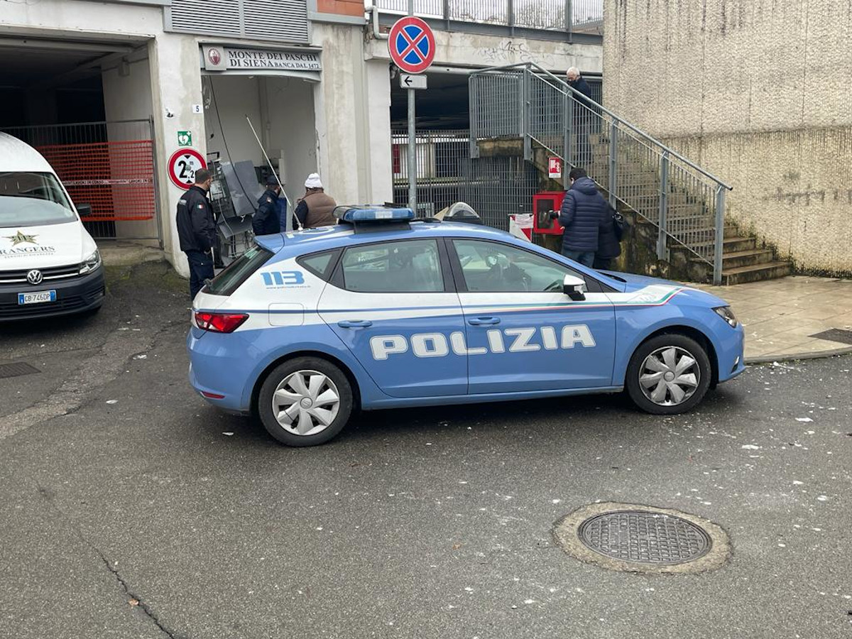 Fanno saltare il bancomat ma fuggono a mani vuote per l'arrivo della polizia che li insegue