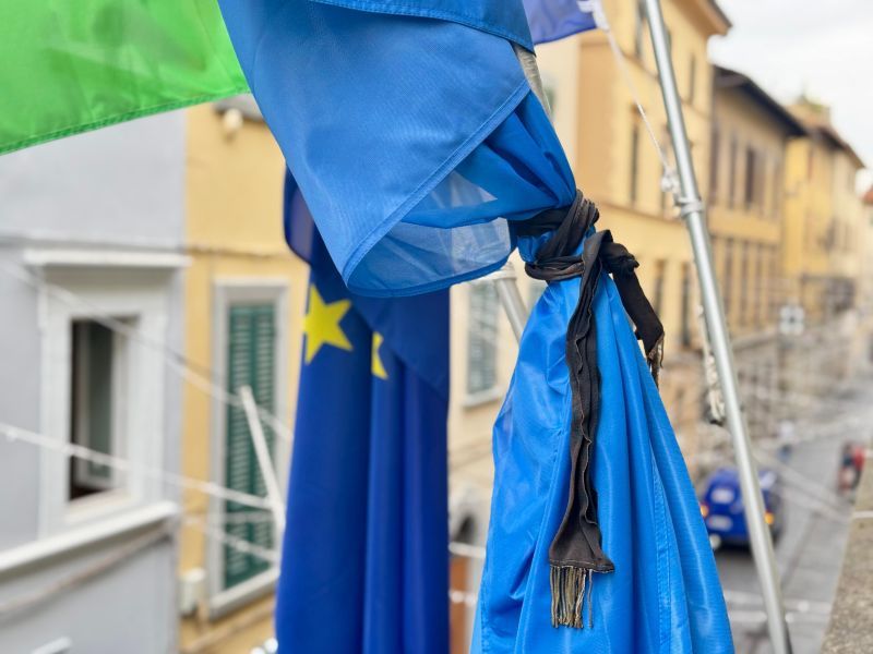 Empoli, per i diritti della Palestina, bandiera del Comune listata a lutto