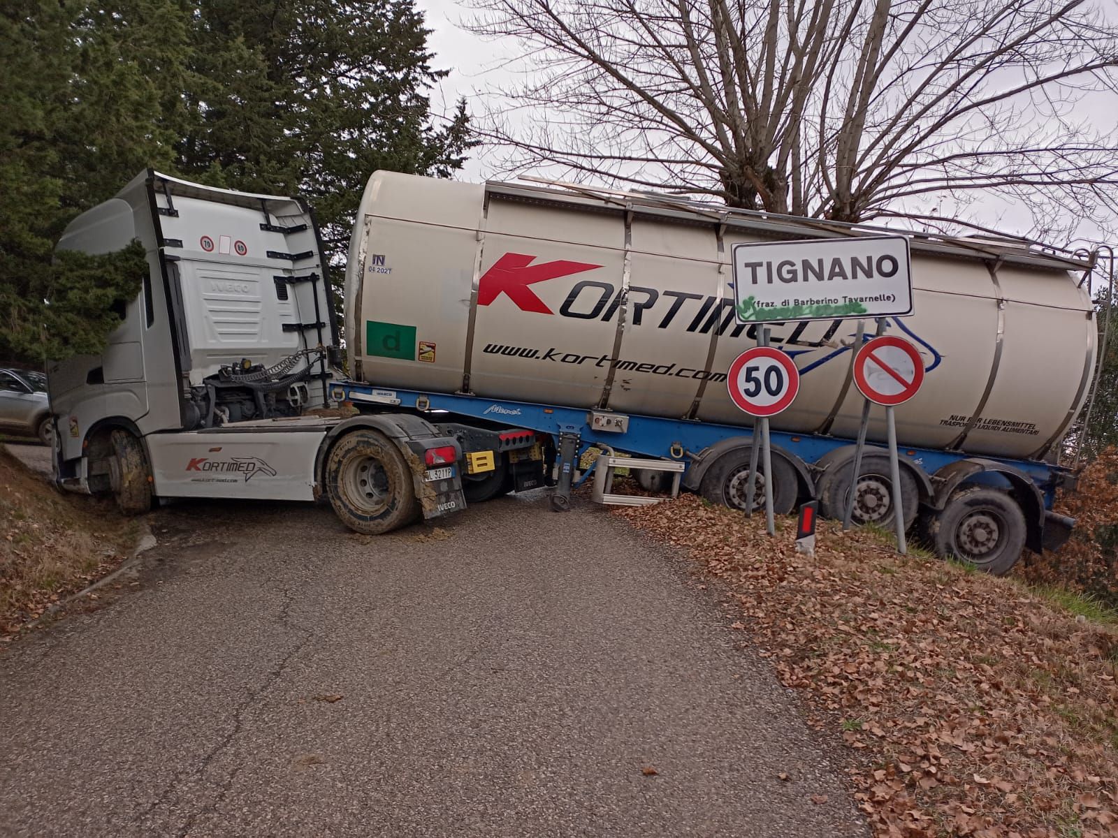 Tignano isolata: mezzo pesante blocca la carreggiata, viabilit&agrave; interrotta