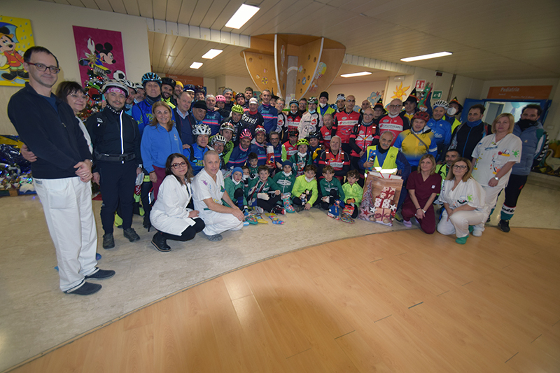 Scotte, arriva la befana in bici per i piccoli pazienti