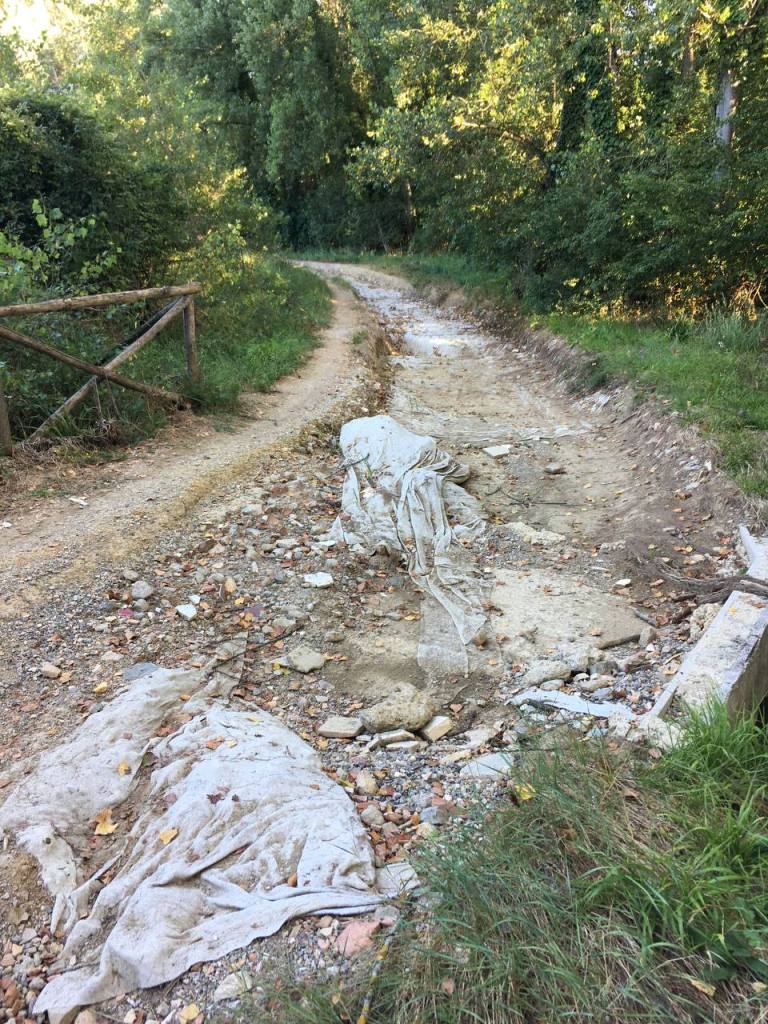 Non basta un divieto di accesso per sistemare la pista ciclabile Bellavista Staggia Senese