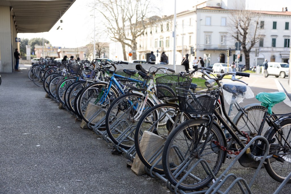 Empoli, manutenzioni, via le carcasse di bici dalla stazione. Tanti giochi nuovi per le frazioni