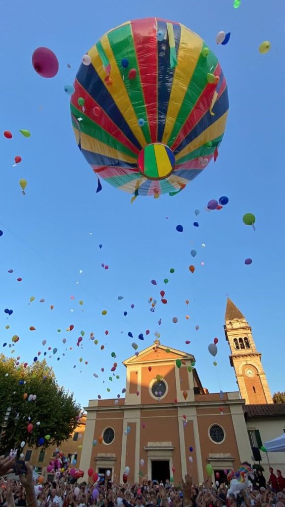 Da Casciana Terme a Poggibonsi, un palloncino rosso consegna un biglietto di pace