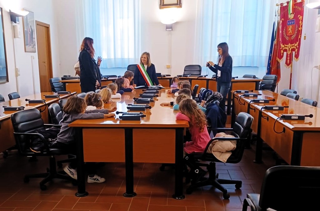 Bambini di Cedda in visita al Comune
