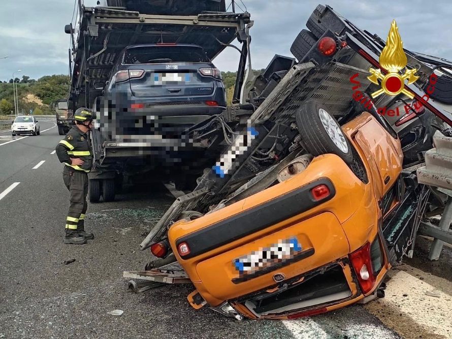 Bisarca si ribalta sulla Siena Grosseto, traffico rallentato