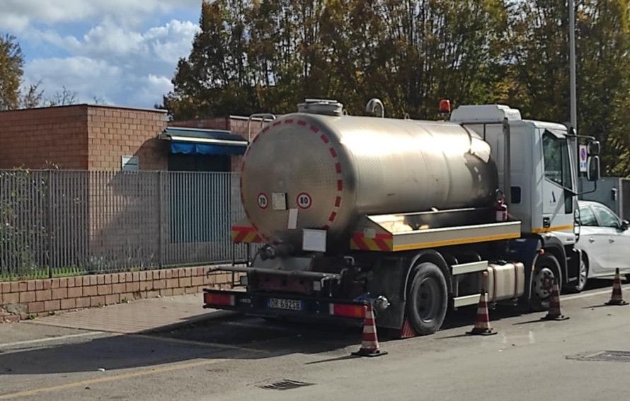 Staggia Senese, anche le scuole senz’acqua da oltre 24 ore: disagi per studenti e ritardi nei rifornimenti