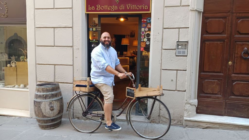 Chiude La Bottega di Vittoria, altro bandone giù nel centro storico