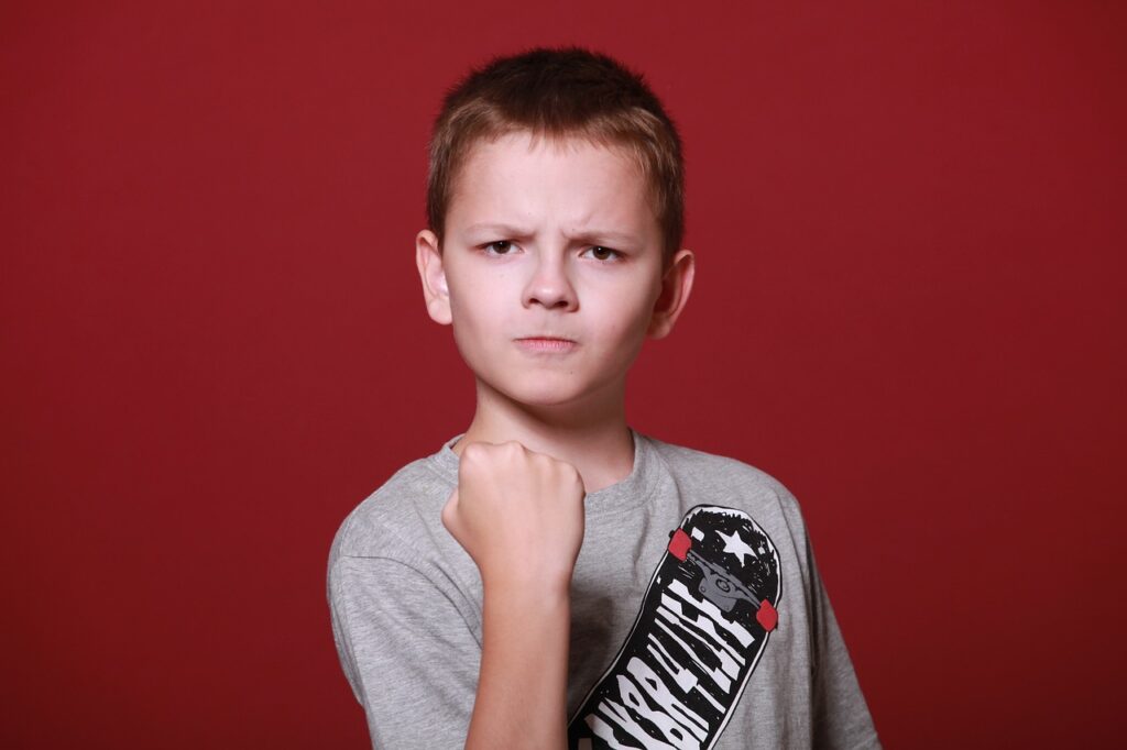 Ansia e stress già alla scuola primaria, aumenta l’aggressività tra i banchi
