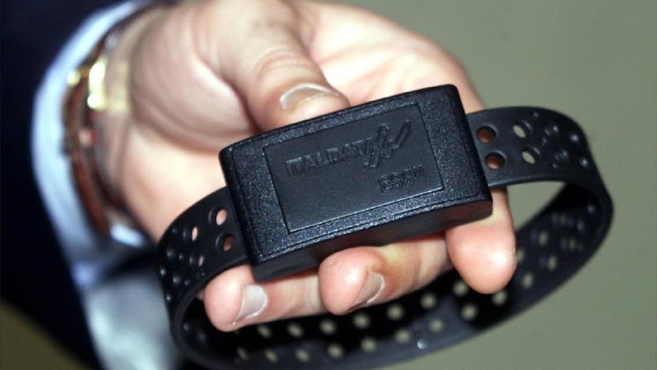Tenta la fuga manomettendo il braccialetto elettronico: rintracciato e portato in carcere