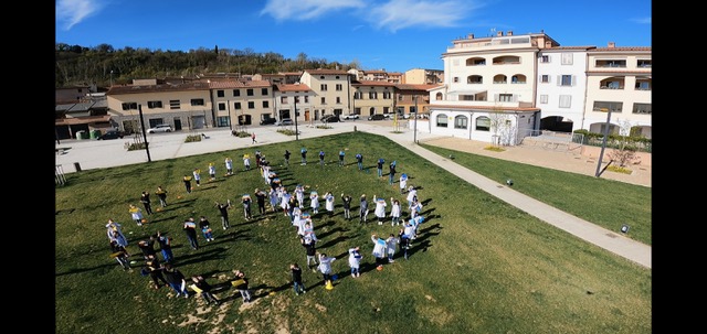 Flashmob per la pace di studenti e insegnanti della Primaria Calamandrei  (il video)