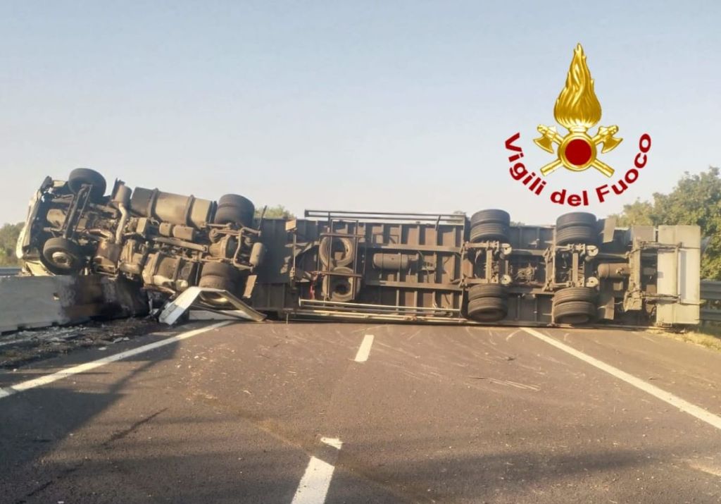 Caos sulla A1, camion si ribalta e perde il carico sulla carreggiata.