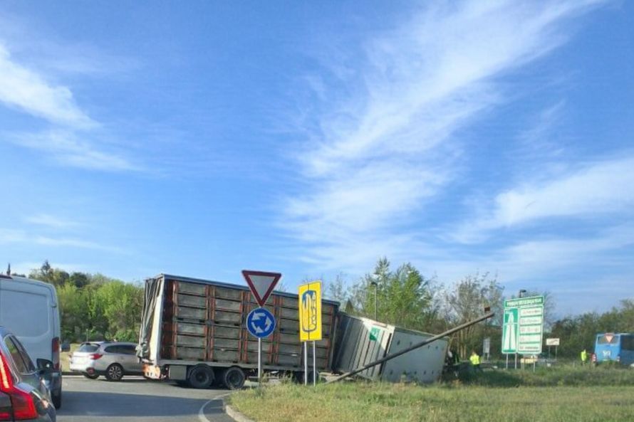 Tir si ribalta alla rotatoria di Monteriggioni, disagi per il traffico
