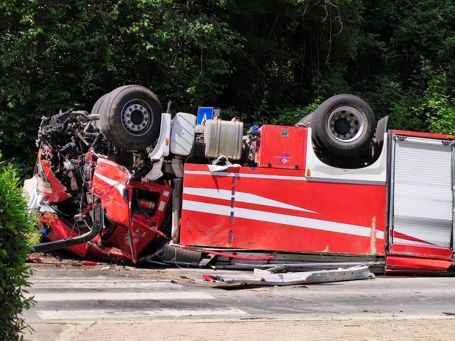 Poggibonsi, si ribalta un&rsquo;autopompa dei Vigili del Fuoco al Vallone: forse una manovra per evitare un&rsquo;auto