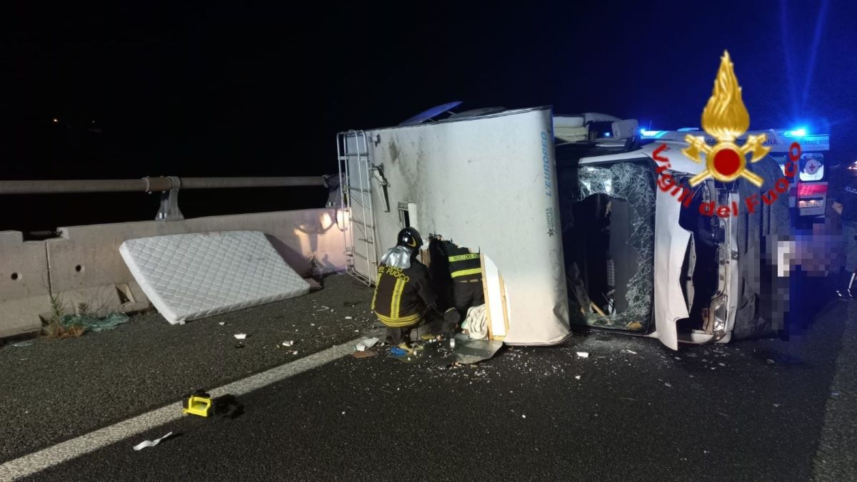 Incastrati nel camper ribaltato, 4 persone ferite