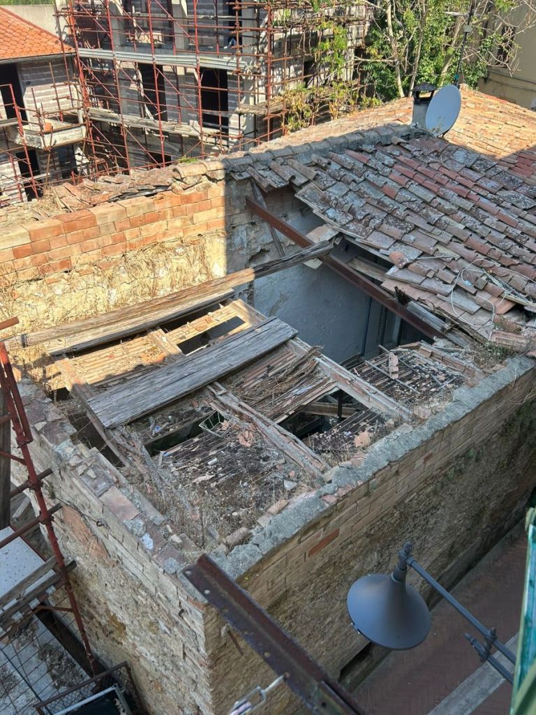 Gozzi (FdI): Degrado in pieno centro, cantiere abbandonato frequentato da persone