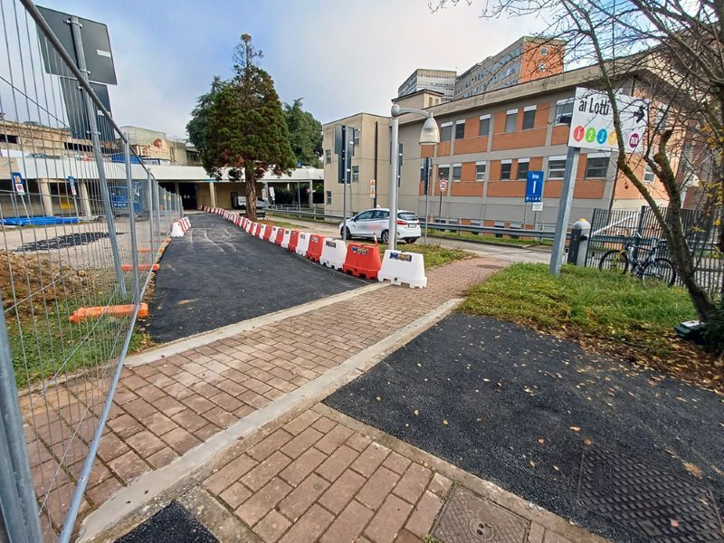 Le Scotte, lavori ingresso ospedale, percorso pedonale alternativo e senso unico nella strada interna