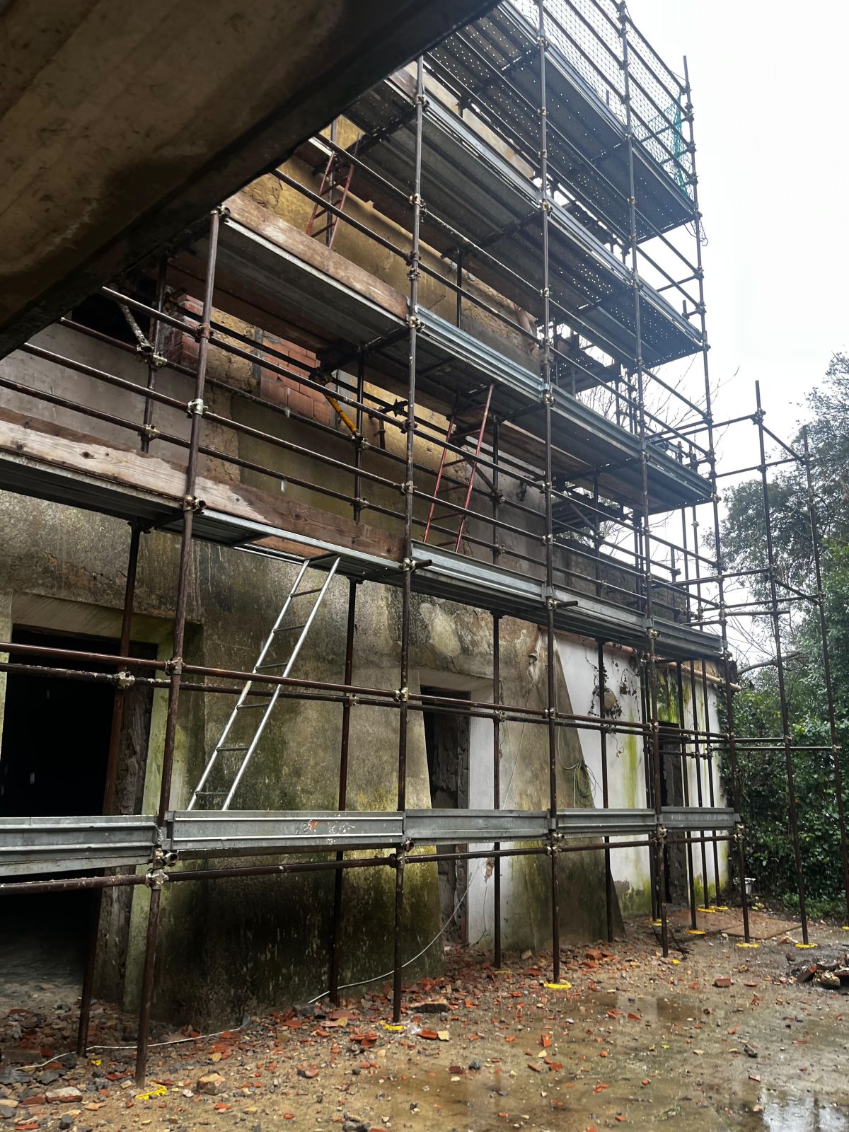 Montespertoli, Lucignano, sopralluogo al cantiere dell&rsquo;ex scuola: avanti i lavori per otto nuovi alloggi ERP