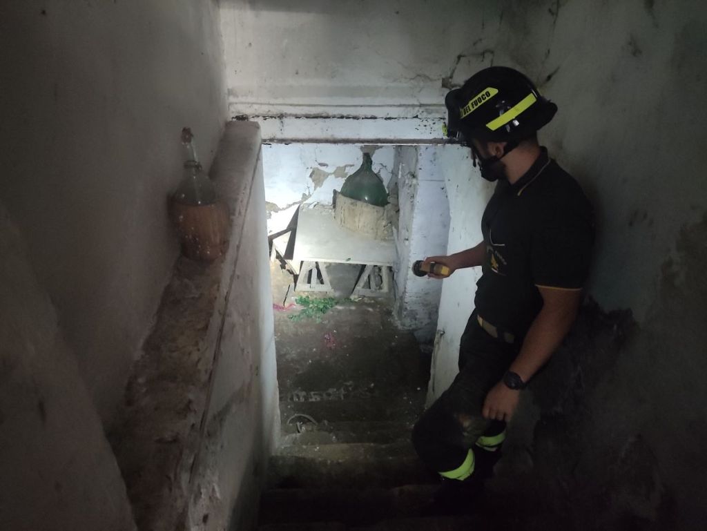 Cantine allagate, crolla il soffitto: sette famiglie fuori casa