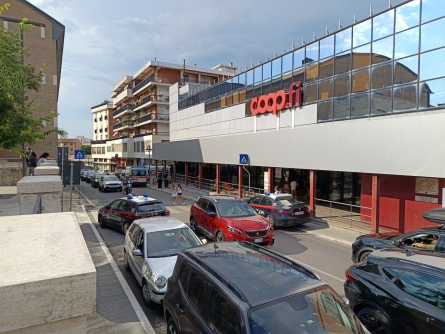 Poggibonsi, choc in centro commerciale: uomo colpisce una donna con la stampella