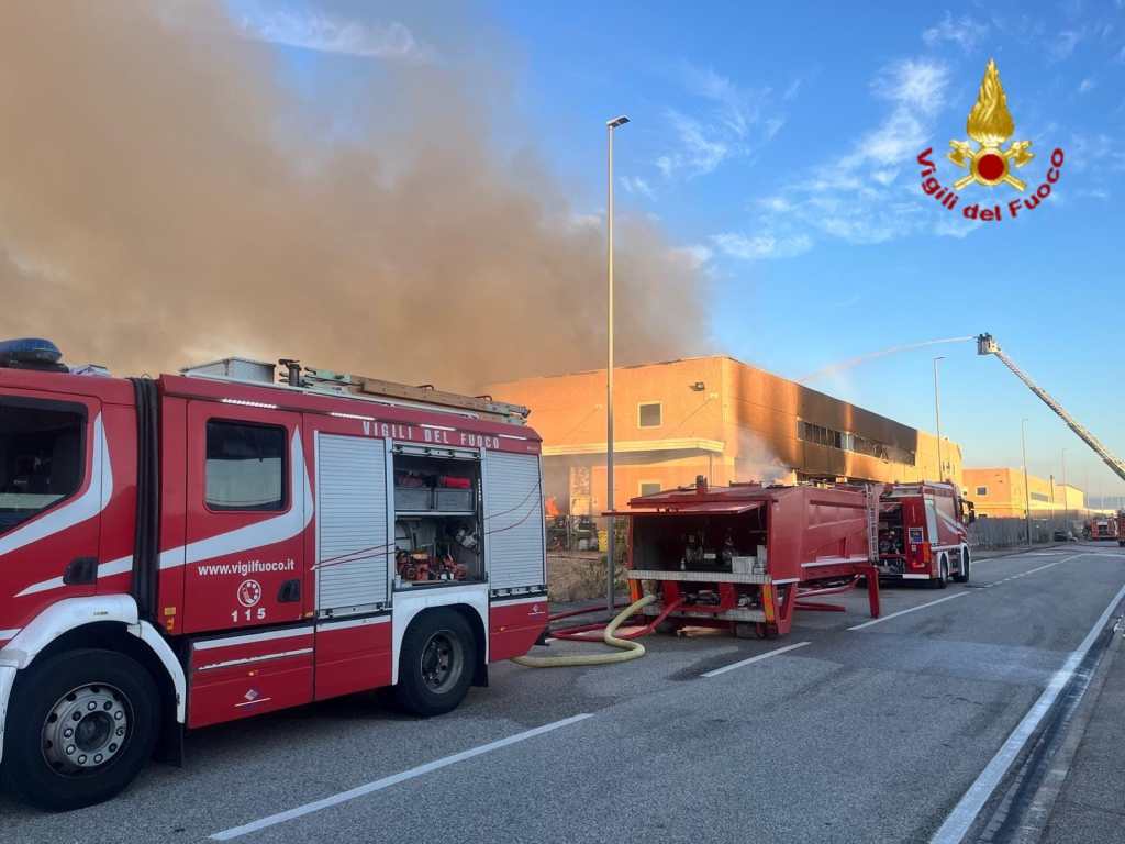 In fiamme capannone a Prato, danni ingenti