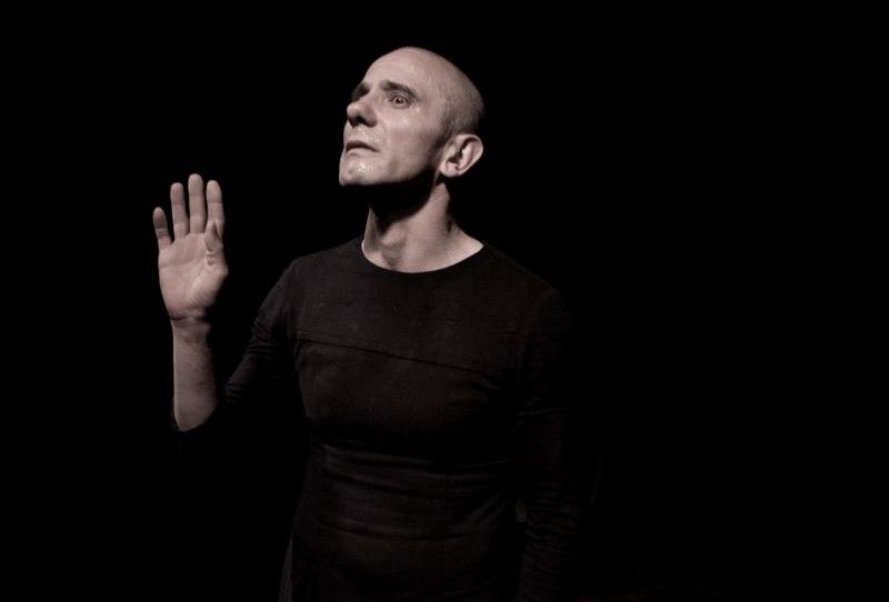 Elettrocardiodramma con Capuano: Solitudine e Balbuzie al Politeama