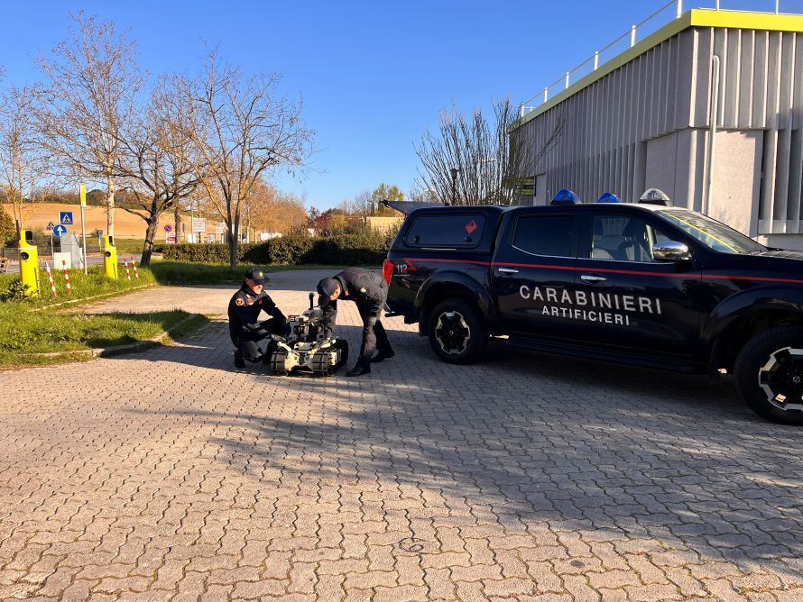 Monteroni d&rsquo;Arbia, assalto esplosivo al bancomat: allarme e carabinieri sventano il colpo