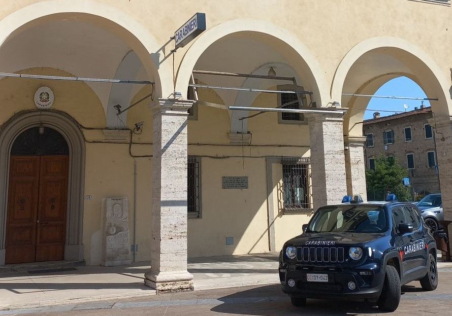 Mala movida a Colle: vandalismi in centro e droga nel circolo, scatta il blitz dei carabinieri