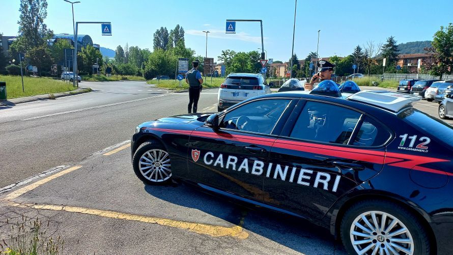 Controlli antidroga a Monteriggioni: i carabinieri fermano due giovani con 16 grammi di cocaina