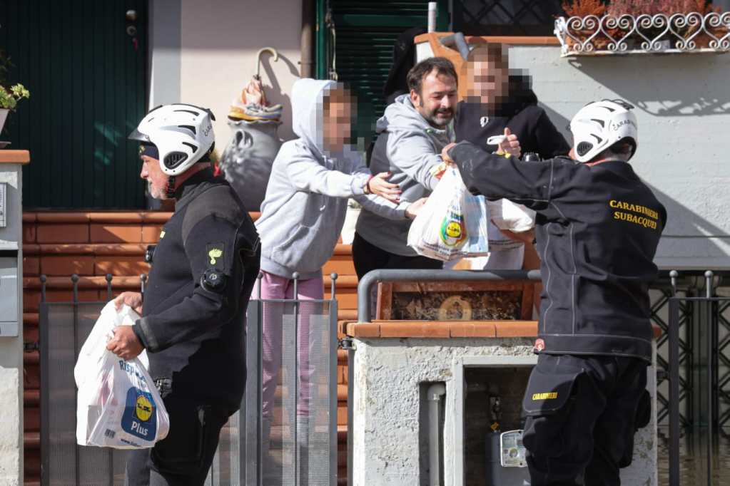 Vento fino a 130 km/h, 1200 persone evacuate nella notte: il maltempo flagella la Toscana
