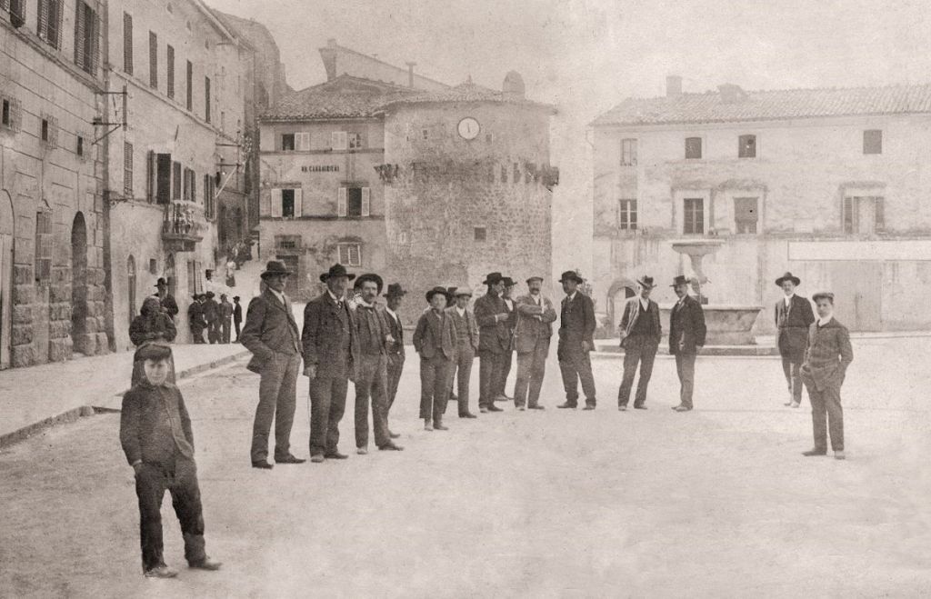 Torna la storica scritta sulla caserma dei carabinieri di Cetona