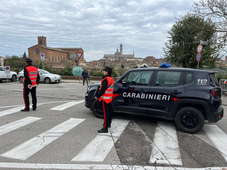 Anziana raggirata da un finto finanziere: i carabinieri di Siena lo incastrano