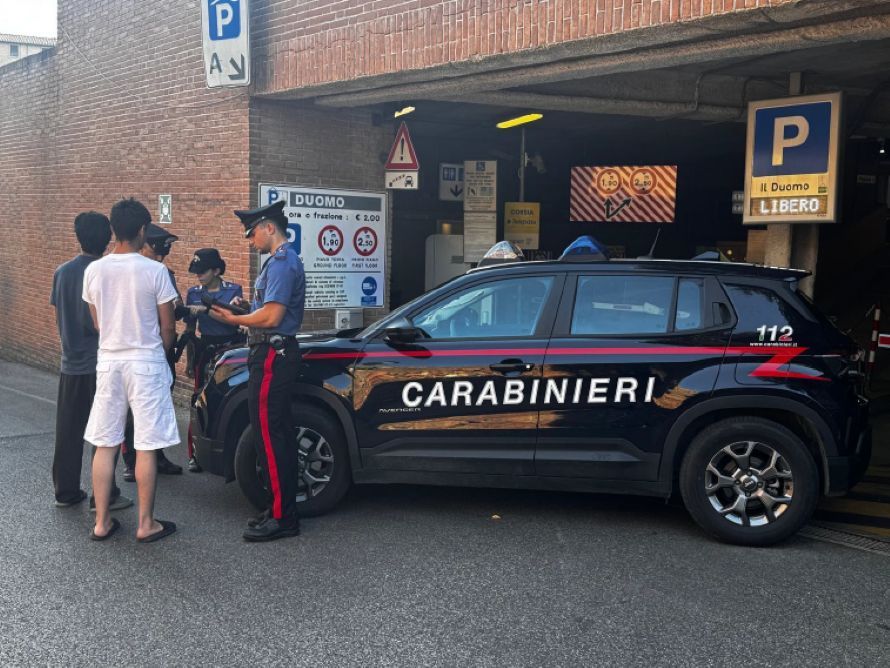 Siena, blitz dei Carabinieri nel parcheggio "Il Duomo": allontanati 17 stranieri, due denunciati per immigrazione clandestina