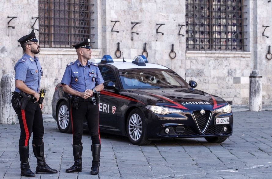 Controlli dei Carabinieri a Monteroni d'Arbia: 22enne trovato con due coltelli e hashish, denunciato