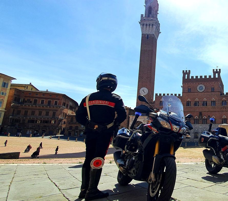 Sventata a Castelnuovo Berardenga truffa del finto carabiniere: denunciati 2 italiani, uno è minorenne