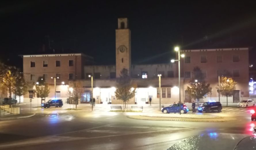 Controlli serrati dei carabinieri a Poggibonsi: pattuglie nei punti nevralgici della città