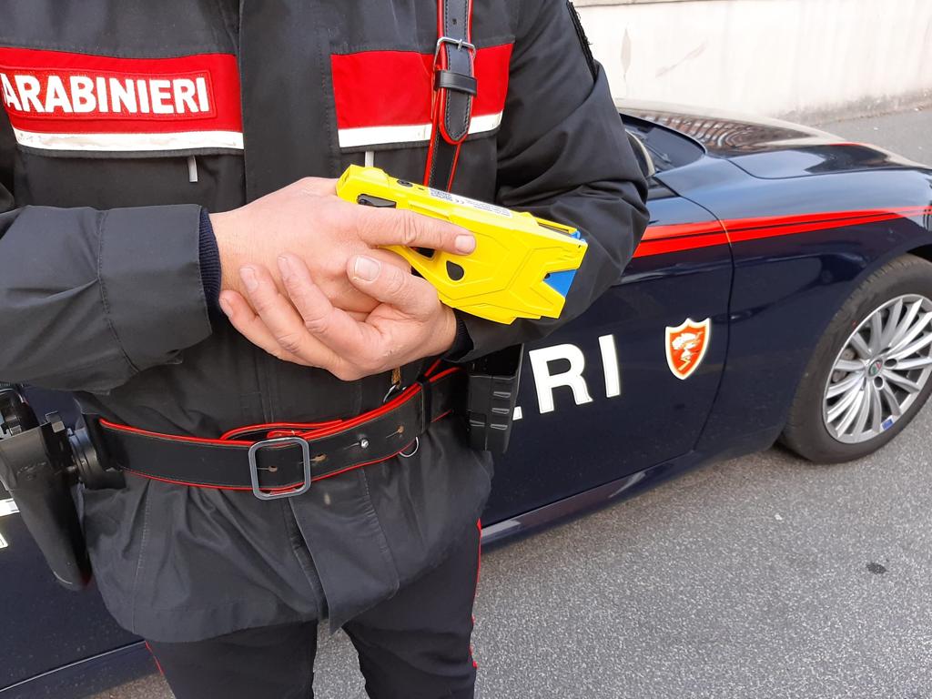 Teaser ai carabinieri, da oggi in dotazione la pistola a impulsi elettrici