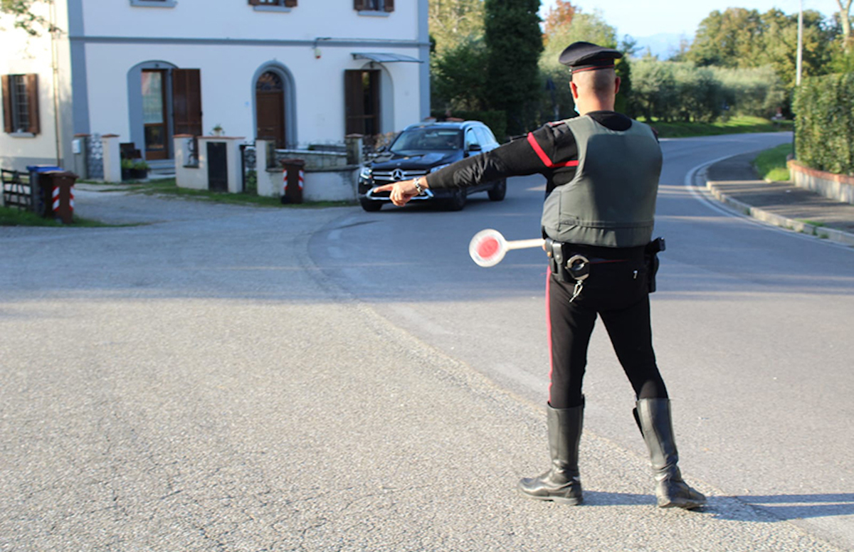 29enne litiga con un uomo, lo insegue, gli spacca la porta di casa e scappa. Ma viene arrestato